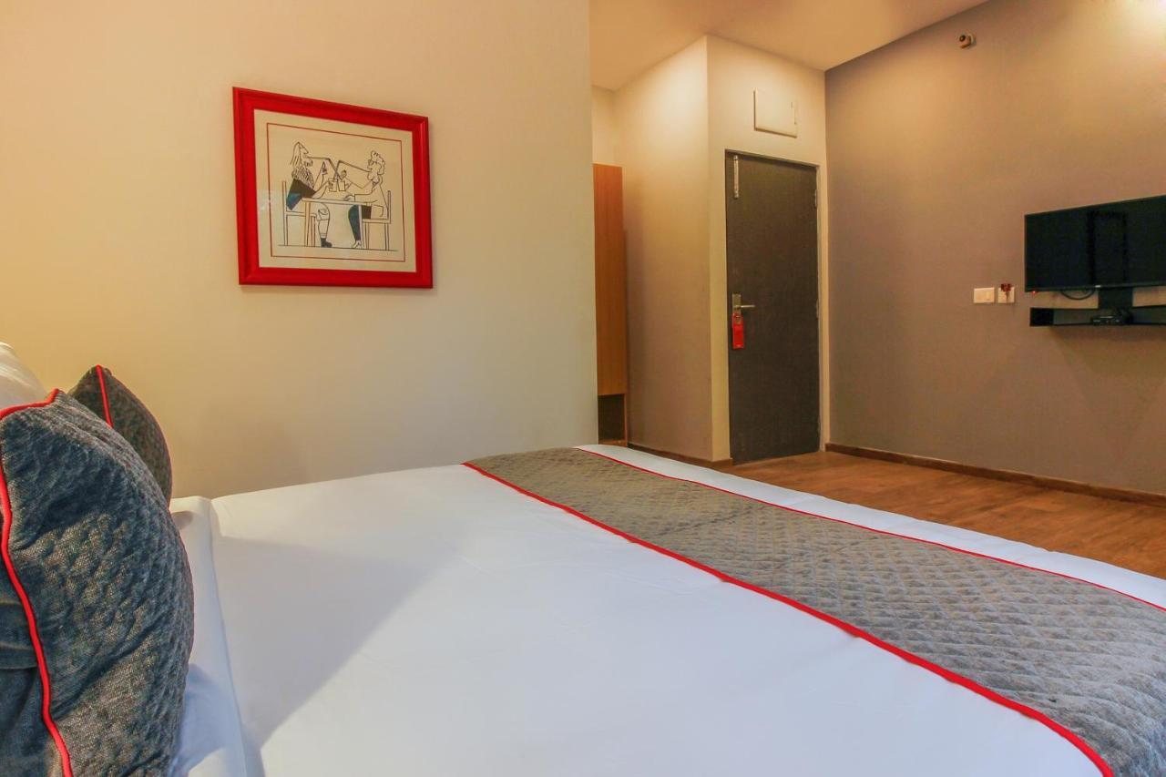 Готель Townhouse White Ridge Shivam Road Lalaguda Екстер'єр фото